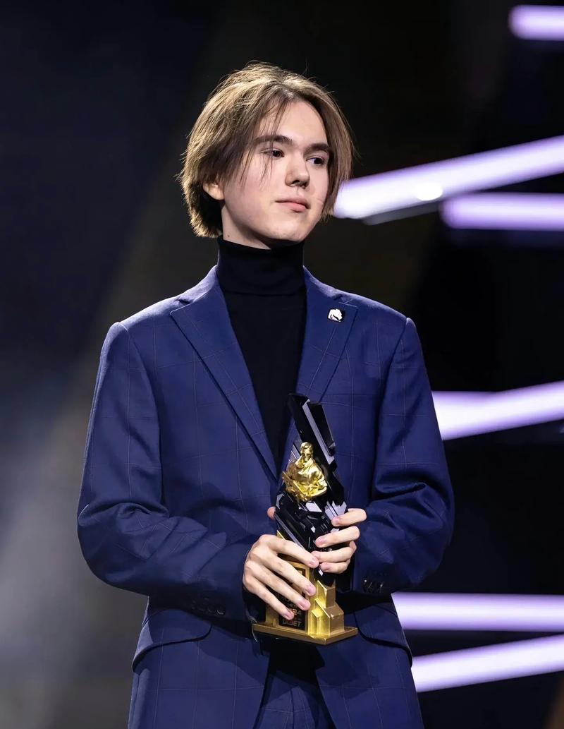 CRISP ：选锤石时没想清楚选什麽英雄 最近训练的时候玩过一次