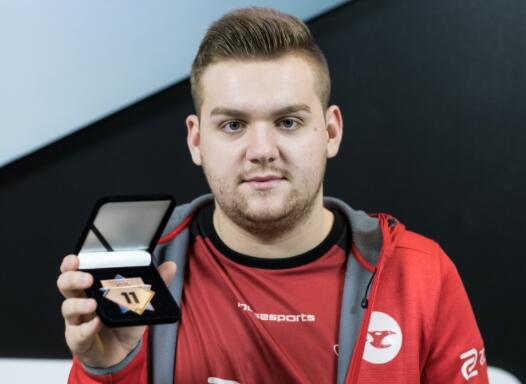 微博杯WBG击败BLG夺冠，小虎灯皇力挽狂澜，老板请客吃饭！